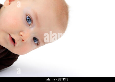 Baby guardando la telecamera curiosamente Foto Stock