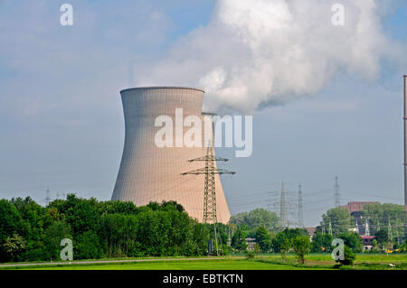 Torre di raffreddamento delle centrali nucleari, altamente efficiente di Germania, il Land della Baviera, Gundremmingen Foto Stock