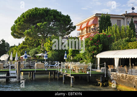 Hotel e ristorante sul lago, Italia, Lago di Garda, Lombardia, Sirmione Foto Stock