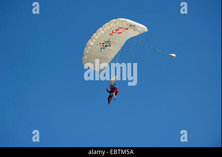 Sky Diver nella parte anteriore del cielo blu, Paesi Bassi Paesi Bassi del Nord, Paesi Bassi, Texel Foto Stock