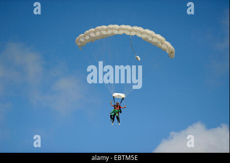 Sky Diver battenti nella parte anteriore del cielo blu, Paesi Bassi Paesi Bassi del Nord, Paesi Bassi, Texel Foto Stock