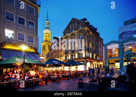 Persone in Alter Markt con Reinoldi chiesa al blue ora, in Germania, in Renania settentrionale-Vestfalia, la zona della Ruhr, Dortmund Foto Stock