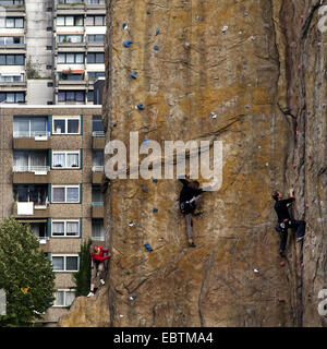 Gli alpinisti al uno artificiale di arrampicata in torre Dortmund-Dorstfeld nella parte anteriore dell'edificio Annibale, in Germania, in Renania settentrionale-Vestfalia, la zona della Ruhr, Dortmund Foto Stock