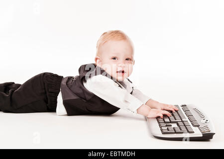 Bambino con la tastiera del computer Foto Stock