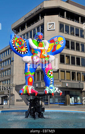 Ancora di salvezza ben in strada Koenigsstrasse, edificio della Deutsche Bank in background, in Germania, in Renania settentrionale-Vestfalia, la zona della Ruhr, Duisburg Foto Stock