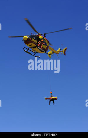 Salvataggio di una persona con un salvataggio in elicottero, Francia, Corsica Foto Stock