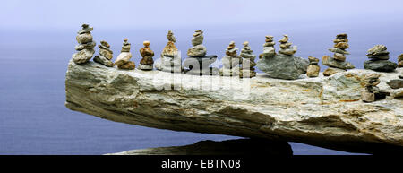 Cumuli di pietre su una roccia, Francia, Corsica, Cap Corse, Centuri Foto Stock