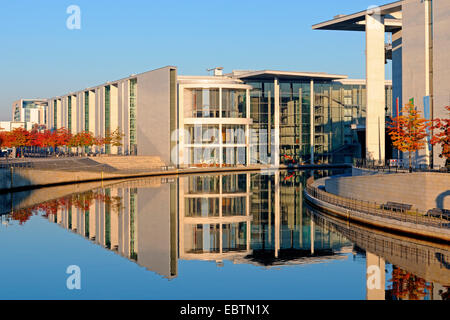 Paolo Loebe house e Marie Elisabeth Lueders casa riflettendo nel fiume Spree, Germania Berlino Foto Stock