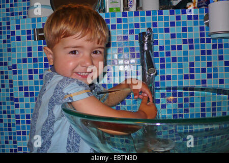 Piccolo ragazzo turco in un bagno, Germania Foto Stock