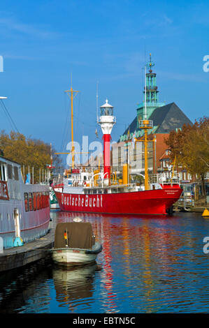 Lightship in porto, Municipio di sfondo, Germania, Bassa Sassonia, Emden Foto Stock