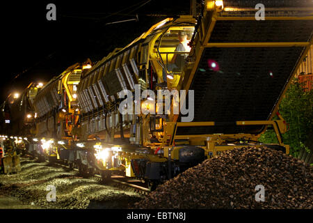 La costruzione della ferrovia con carro tramoggia durante la notte, in Germania, in Renania settentrionale-Vestfalia Foto Stock