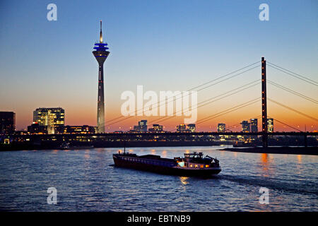 Fiume Reno con Stadttor, Rheinturm e Rheinkniebruecke nella luce della sera, in Germania, in Renania settentrionale-Vestfalia, Duesseldorf Foto Stock