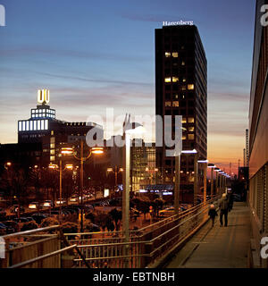 Vista dalla stazione centrale a Harenberg centro città e Dortmund U-torre in Twilight, in Germania, in Renania settentrionale-Vestfalia, la zona della Ruhr, Dortmund Foto Stock