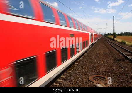 Viaggiare in treno Regional-Express, in Germania, in Renania settentrionale-Vestfalia, Duisburg-Rahm Foto Stock