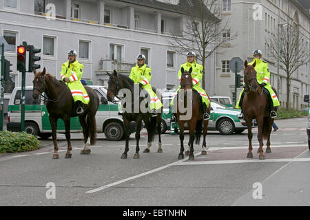 La polizia a cavallo squat su una strada, in Germania, in Renania settentrionale-Vestfalia, la zona della Ruhr, Essen Foto Stock