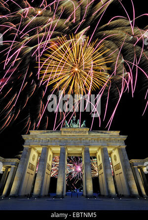 Fuochi d'artificio la Porta di Brandeburgo, Germania Berlino Foto Stock