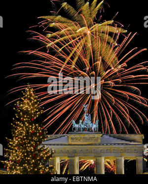 Fuochi d'artificio nella porta di Brandeburgo con albero di natale, Germania Berlino Foto Stock
