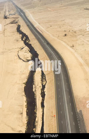 Gerusalemme, Israele. 4 Dic 2014. Handout fotografia aerea fornita dal ministero israeliano della protezione ambientale rappresenta una grande fuoriuscita di olio causato da un oleodotto che hanno violato durante i lavori di manutenzione nel deserto di Arava, Israele sud, il 4 dicembre 2014. Una fuoriuscita di olio allagato durante la notte un deserto riserva naturale nel sud di Israele, causando uno dei peggiori' disastri ecologici in Israele, i funzionari e i media locali ha detto giovedì. © JINI/israeliano di protezione ambientale ministero/Xinhua/Alamy Live News Foto Stock