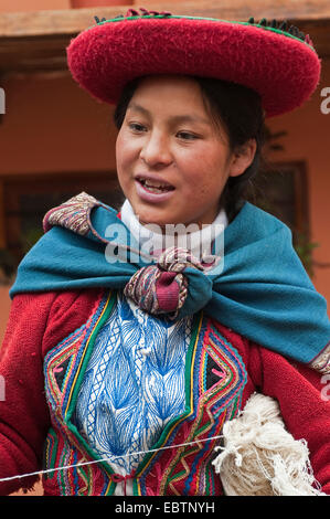 Giovane donna in abito tradizionale presso il locale bottega artigiana, Perù, Chincheros Foto Stock