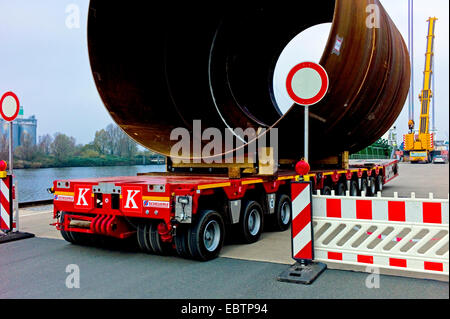 Un veicolo pesante con una parte del potere di vento stazione, Germania, Bremerhaven Foto Stock