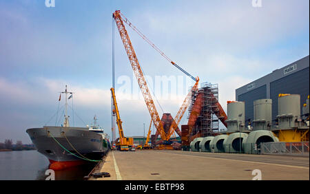 Treppiede per costruzione offshore wind farm prima spedizione in Italia , Germania, Bremerhaven Foto Stock