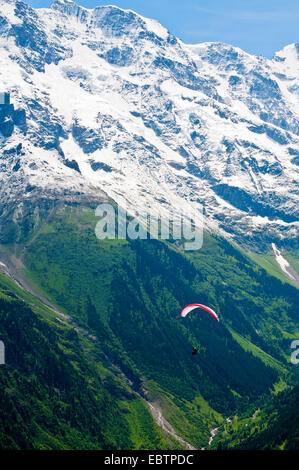 Parapendio a massiccio Jungfrau, Svizzera Oberland Bernese, Muerren Foto Stock