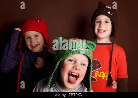Tre bambini con divertenti monster cofani Foto Stock