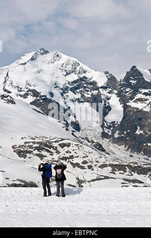 Gli escursionisti di scattare una foto del vertice del Diavolezza picco, Svizzera Foto Stock