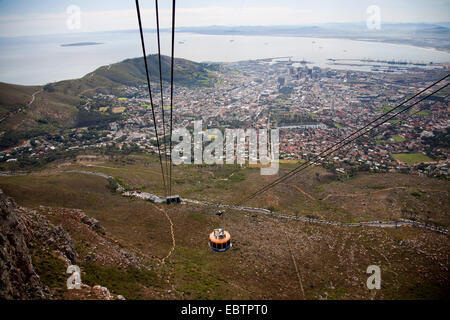 Vista di Città del Capo da table mountain con la funivia, Sud Africa, Western Cape, Città del Capo Foto Stock