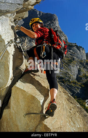 Scalatore di scalare una parete di roccia in Via ferrata di La Cascata, Francia, Savoie, Pralognan Foto Stock