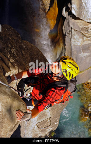 Scalatore di scalare una parete di roccia in Via ferrata di La Cascata, Francia, Savoie, Pralognan Foto Stock