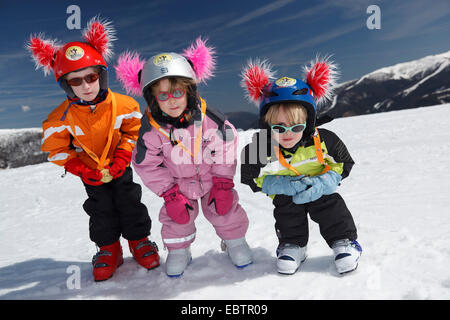 Tre bambini con le medaglie della gara di sci, Austria, Kaernten Foto Stock