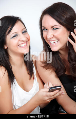 Due giovani donne con telefono mobile Foto Stock