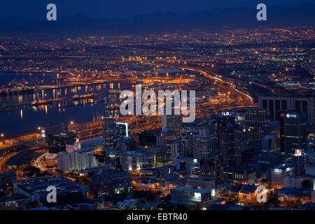 Illuminato centro di Città del Capo nella notte, vie da Signal Hill, Sud Africa, Western Cape, Città del Capo Foto Stock