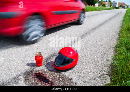 Incidente con un motociclo, incidenti stradali e segni di slittamento su strada Foto Stock