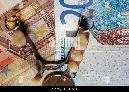 Protesi artificiali che giace sulle fatture in euro Foto Stock