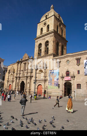 Le persone e i piccioni sul saure in della chiesa di San Francisco a La Paz, in Bolivia, La Paz Foto Stock