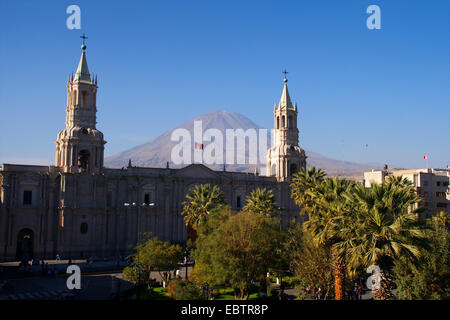 Cattedrale di Arequipa con misti vulcano in background, Perù, Andes Foto Stock