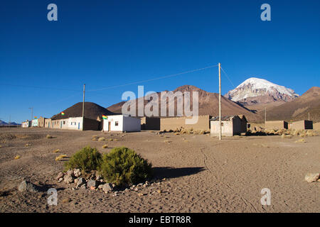 Villaggio e montagna Sajama, Bolivia, Ande Foto Stock