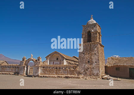 La chiesa del villaggio di Sajama, Bolivia, Ande Foto Stock