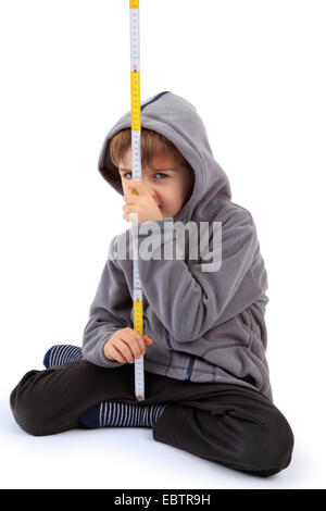 Little Boy giocando con un regolo pieghevole Foto Stock