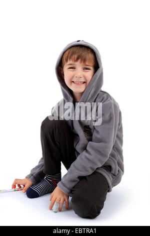 Little Boy giocando con un regolo pieghevole Foto Stock