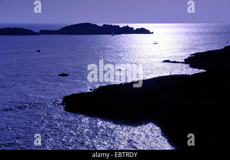 Costa rocciosa di Calanques nella luce della sera, Francia Provenza, Calanques National Park, Marseille Cassis La Ciotat Foto Stock