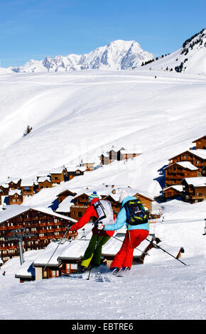 Sciare a La Plagne ski resort, il Mont Blanc in background, Francia, Savoie, La Plagne Foto Stock