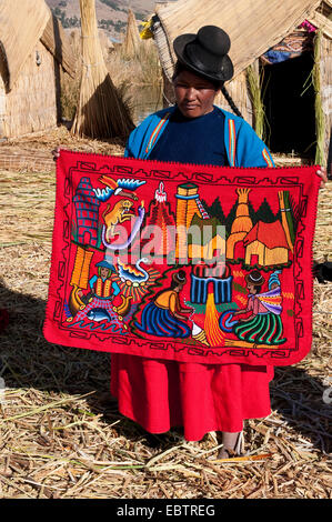 Uro donna presentando un tradizionale di Arras, Perù, Titicaca Foto Stock