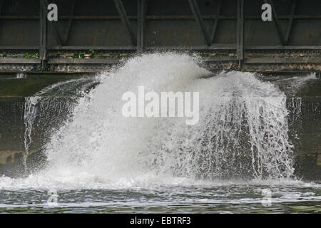 Gli spruzzi di acqua in corrispondenza della parete di ritegno dal Baldeney-Lake, in Germania, in Renania settentrionale-Vestfalia, la zona della Ruhr, Essen Foto Stock