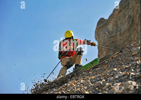 Sciatore freeride in discesa sul pendio roccioso Foto Stock