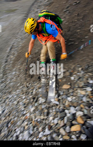 Sciatore freeride in discesa sul versante di ghiaia Foto Stock