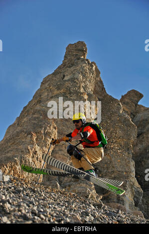 Sciatore freeride in discesa sul versante di ghiaia Foto Stock