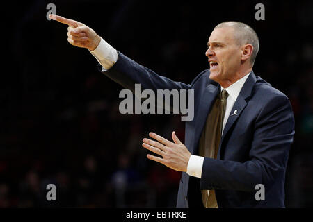 Philadelphia, Pennsylvania, USA. 29 Nov, 2014. Dallas Mavericks head coach Rick Carlisle reagisce durante il gioco NBA tra Dallas Mavericks e la Philadelphia 76ers presso la Wells Fargo Center di Philadelphia, Pennsylvania. © csm/Alamy Live News Foto Stock